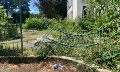 Ancora vandali nell'ex ospedale: recinzione abbattuta, letti portati in giardino