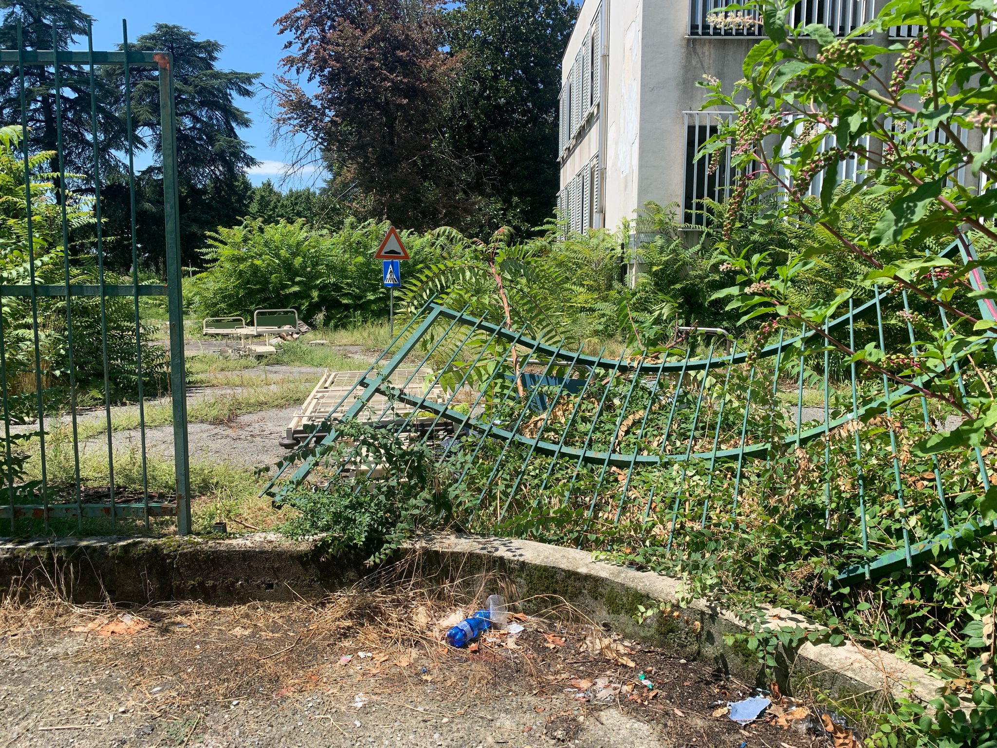 Vimercate blitz vandali ex ospedale
