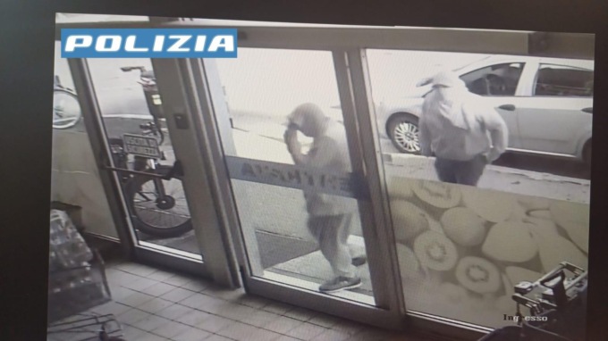 Arrestati due rapinatori seriali di negozi