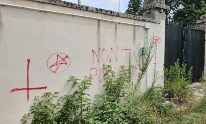 No all'ampliamento del cimitero, ma intanto tornano i vandali