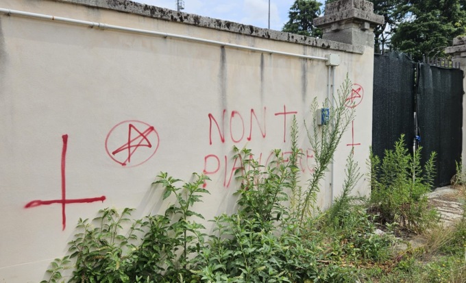 No all’ampliamento del cimitero, ma intanto tornano i vandali