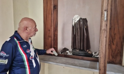 Statue distrutte e vetri in frantumi, raid vandalico nella chiesetta di San Francesco