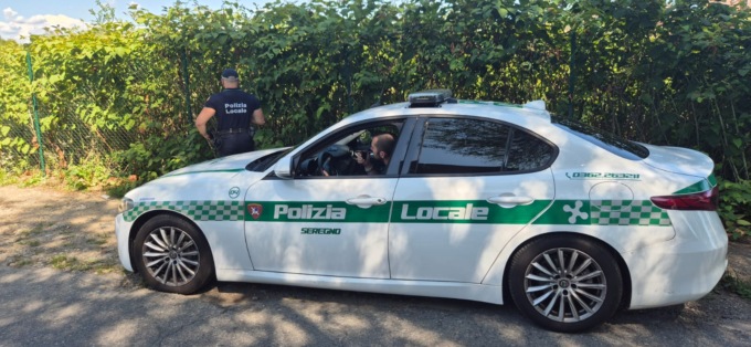Rifiuti e manufatti abusivi su un terreno sottoposto a vincolo paesaggistico, tre denunce