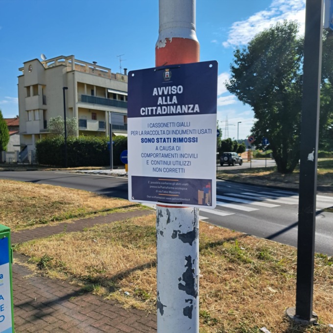 Rimossi i contenitori di raccolta degli indumenti usati