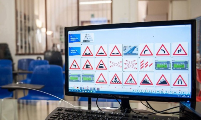 Scoperti all’esame della patente con l’auricolare, denunciati