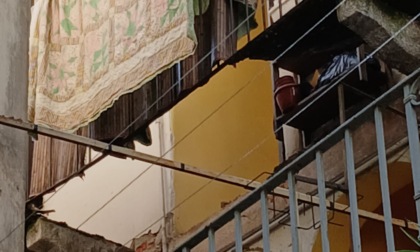 Crolla il balcone, 47enne resta appesa: palazzina evacuata