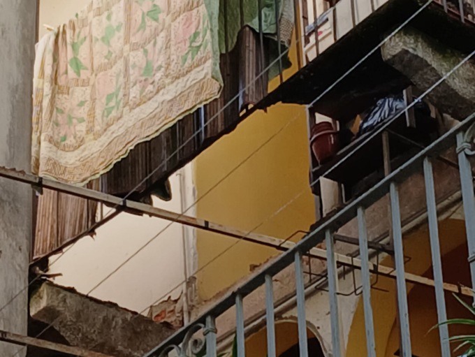 Crolla il balcone, 47enne resta appesa: palazzina evacuata