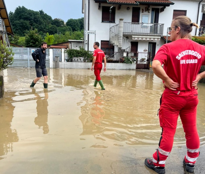 Esonda il torrente Seveso, due famiglie evacuate