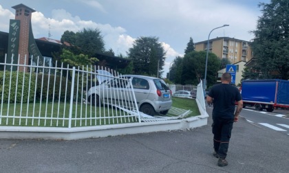Perde il controllo dell'auto alla rotonda e finisce nella floricoltura