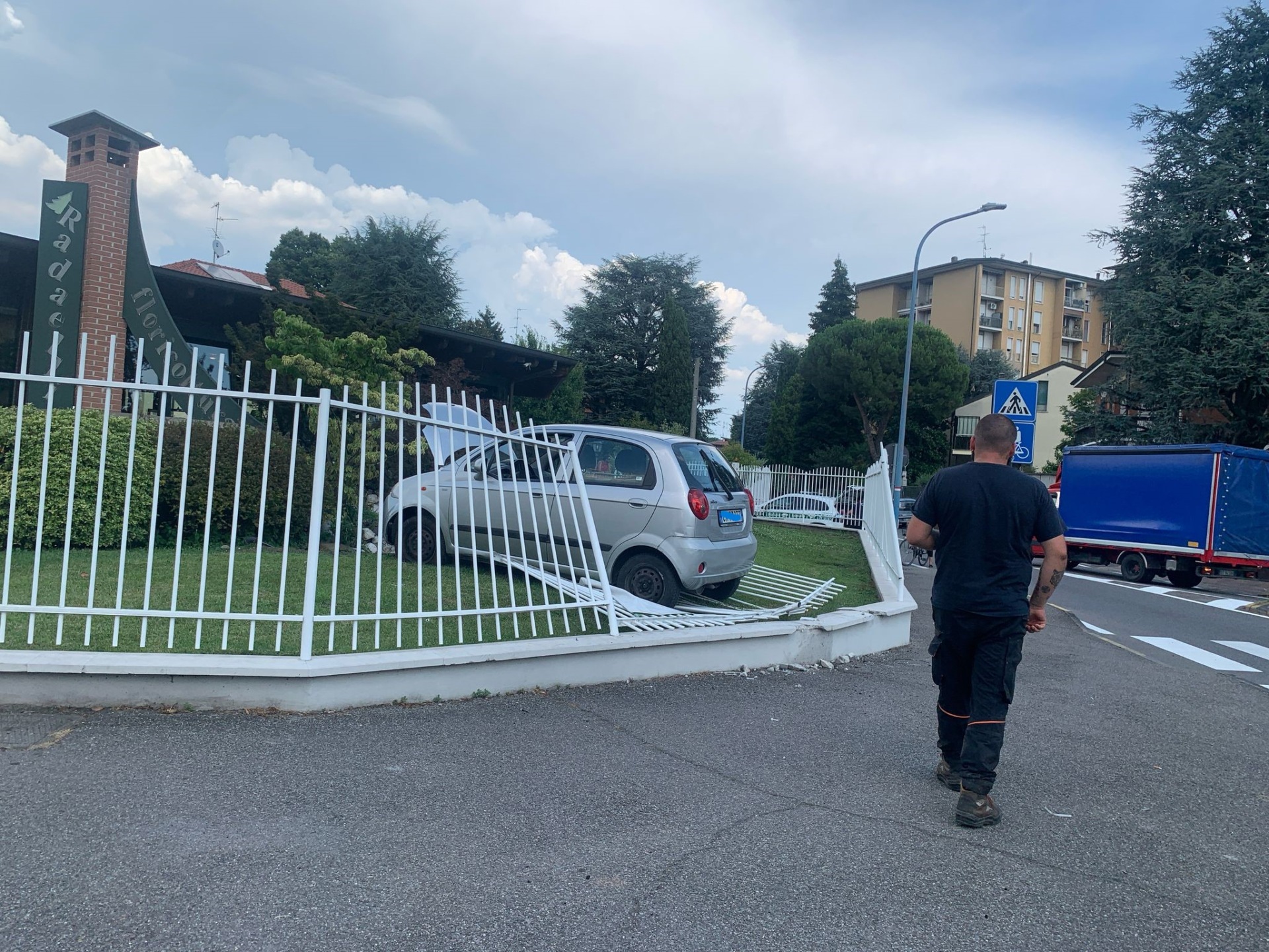 Agrate Brianza incidente auto finisce nella floricoltura radaelli incrocio via Lecco via Dante rotonda