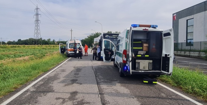 Finisce contro il bus in sorpasso, paura per una ciclista 77enne