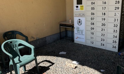 Vandalismi e sporcizia in Villa Camperio e nel centro storico