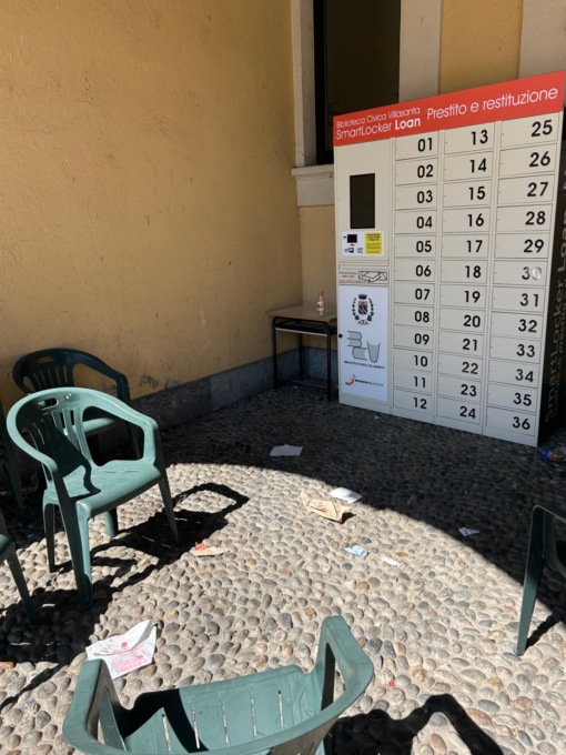 Vandalismi e sporcizia in Villa Camperio e nel centro storico