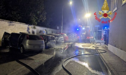 Fiamme nella notte, bruciano tre auto