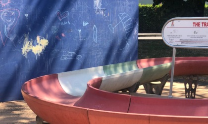 Imbrattamenti al Parco sulle Nuvole, scritte ripulite due volte in pochi giorni