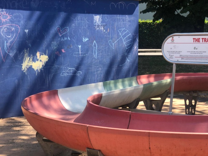 Imbrattamenti al Parco sulle Nuvole, scritte ripulite due volte in pochi giorni