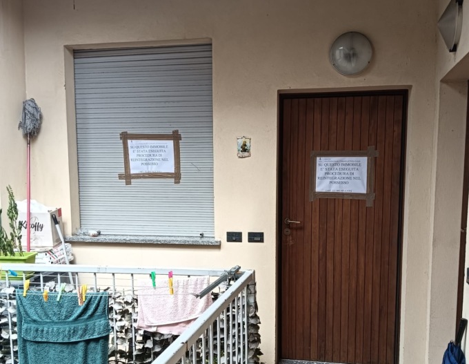 Lascia la casa comunale, i genitori la occupano abusivamente: intervento della Polizia Locale