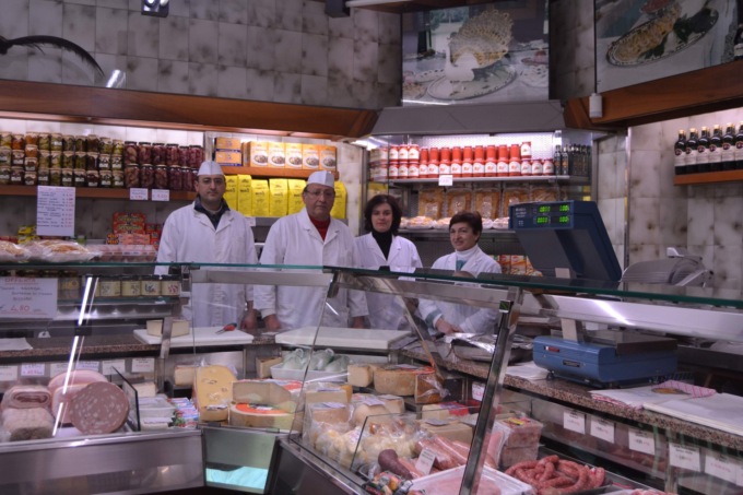 Per 68 anni dietro al bancone la famiglia Cazzaniga: ha chiuso la storica macelleria, il saluto e il grazie ai clienti