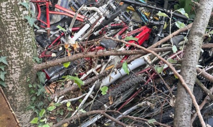 "Officina" abusiva per biciclette in strada: scatta lo sgombero