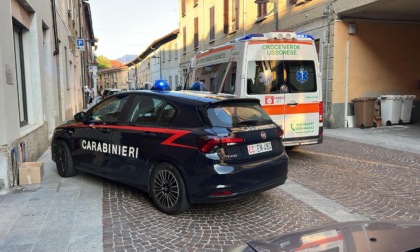 Lite furibonda con cocci di bottiglia, intervengono i carabinieri