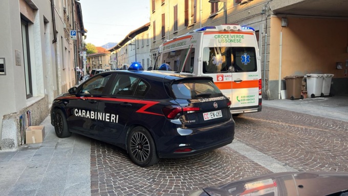 Lite furibonda con cocci di bottiglia, intervengono i carabinieri