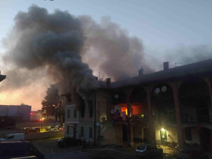 Appartamento in fiamme in via Statuto, evacuati i residenti