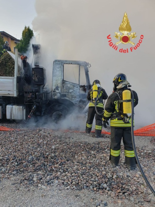 A fuoco un camion in un cantiere