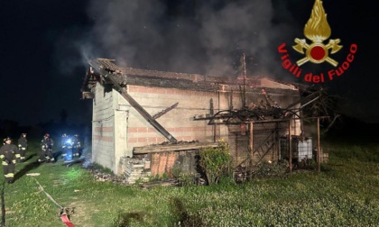 Prende fuoco un casolare, paura a Caponago