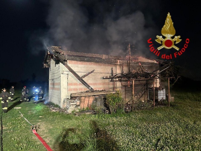 Prende fuoco un casolare, paura a Caponago