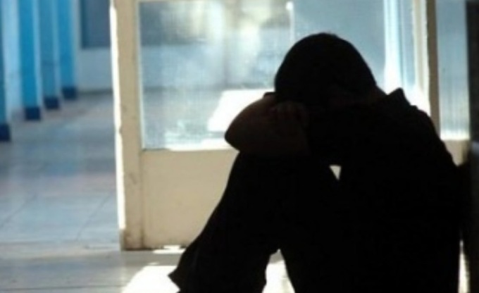 Insulti omofobi al cliente 17enne: «Fr…o di me…a, alzati e vattene»