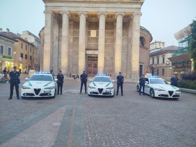 Aggrediscono violentemente un 15enne per rubargli il borsello, presi due ragazzi