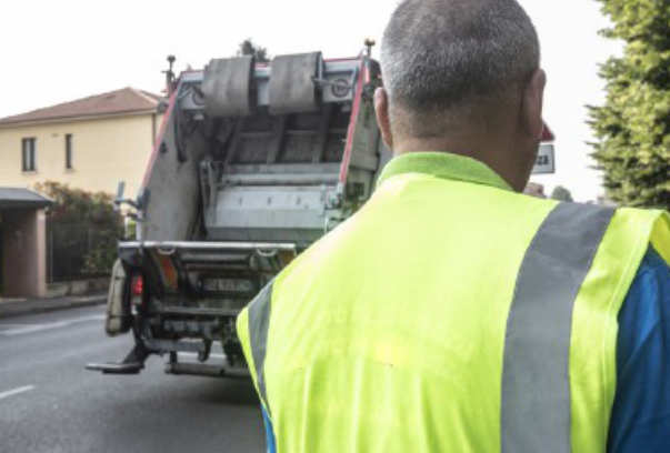 Umido non ritirato resta in strada per giorni e intanto fioccano le multe