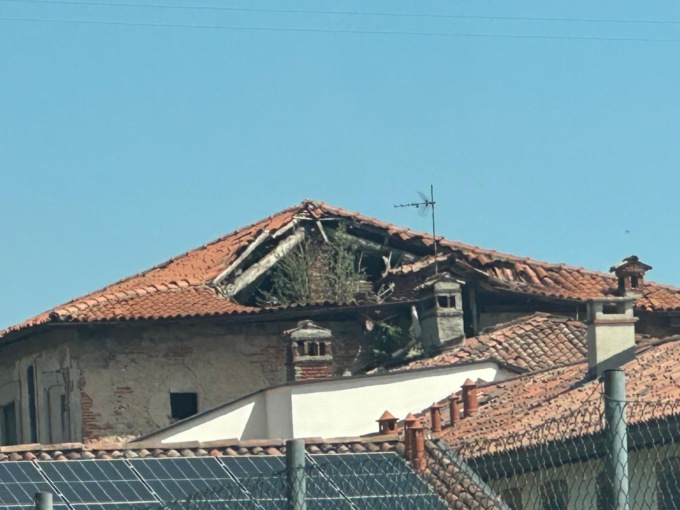 Villa Agnesi, crollano altre parti di tetto