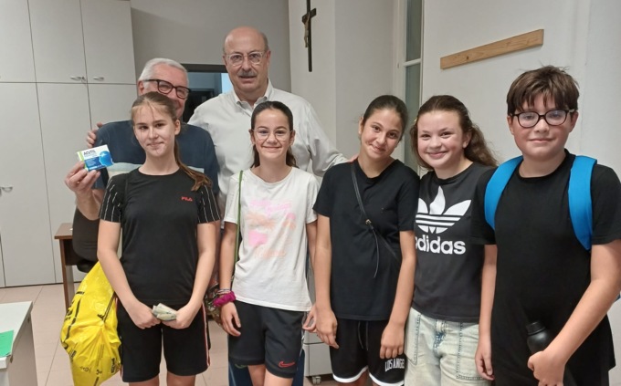 Perde il portafoglio, lo ritrova grazie a cinque giovani