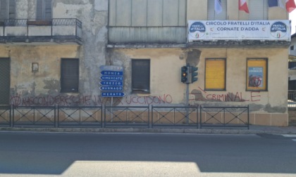 Raid vandalico no-vax alla sede di Fratelli d’Italia