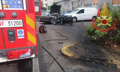 Scontro tra due auto: un uomo trasportato in ospedale e veicoli distrutti