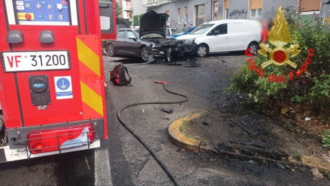Scontro tra due auto: un uomo trasportato in ospedale e veicoli distrutti