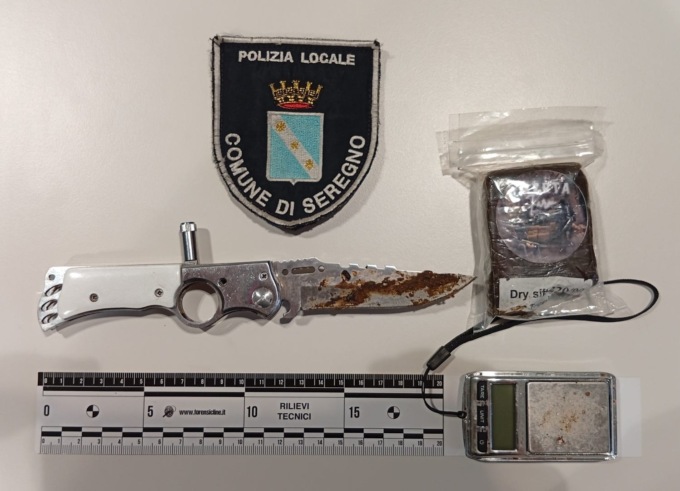 Droga e coltello, denunciati due giovani