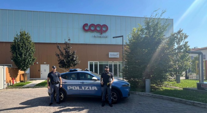 Rapina con un coltello, arrestati due tunisini