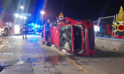 Incidente nella notte, auto si ribalta