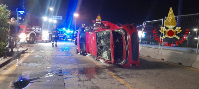 Incidente nella notte, auto si ribalta