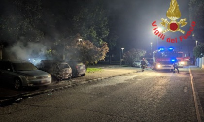 Incendio distrugge tre auto in sosta