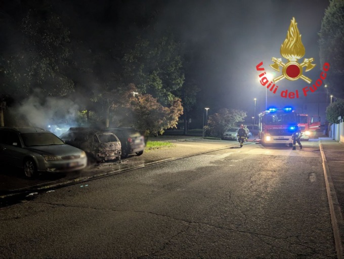 Incendio distrugge tre auto in sosta
