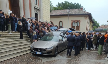 Chiesa gremita per l’addio a Sofia Pozzi: “Sarai in ogni nostro gesto”