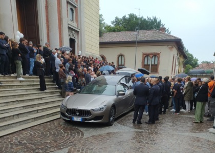 Chiesa gremita per l’addio a Sofia Pozzi: “Sarai in ogni nostro gesto”