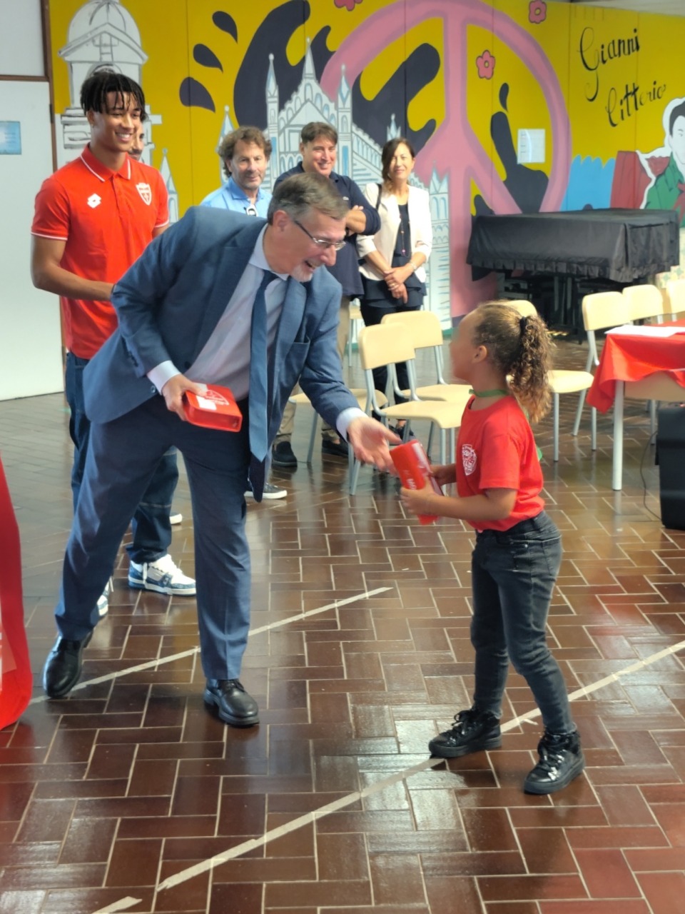 Rinnovata la tradizione cittadina del primo giorno di scuola a tinte biancorosse