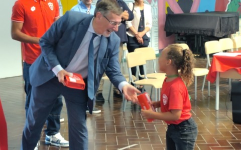 Rinnovata la tradizione cittadina del primo giorno di scuola a tinte biancorosse