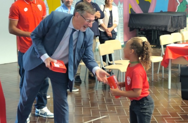 Rinnovata la tradizione cittadina del primo giorno di scuola a tinte biancorosse