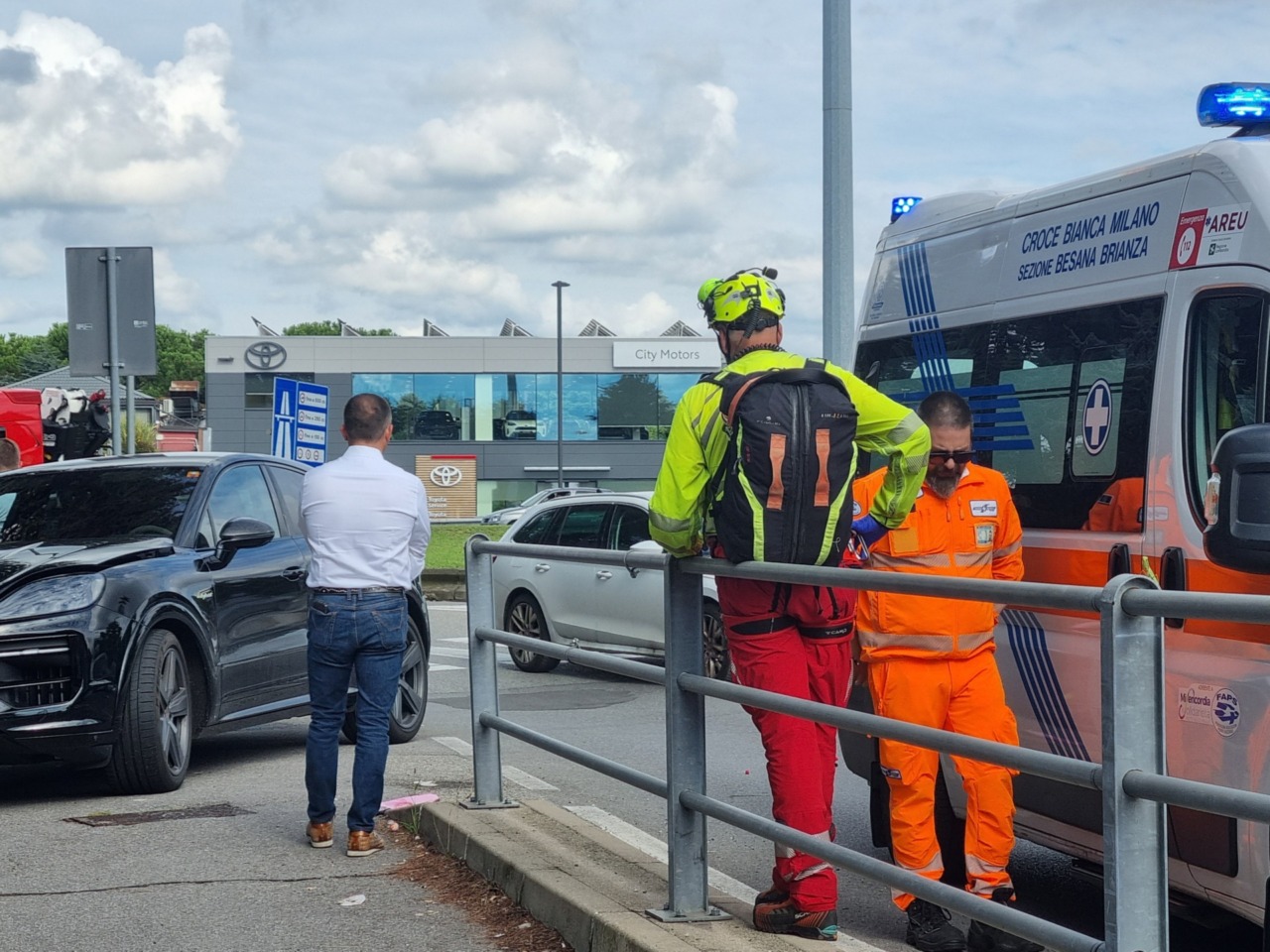 Ambulanze ed elisoccorso in via Comasina. Investita una 15enne e subito dopo soccorsa una 53enne