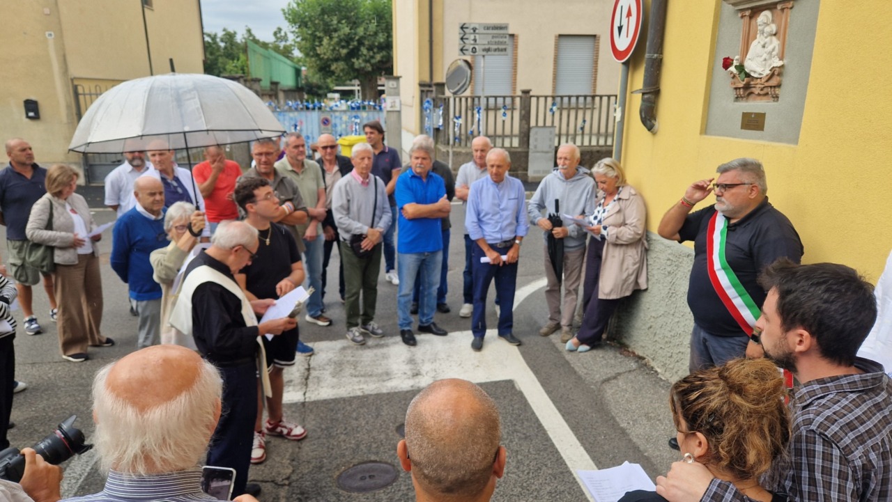 Bernate ha reso omaggio al suo artista e benefattore con una targa sotto la Madonnina